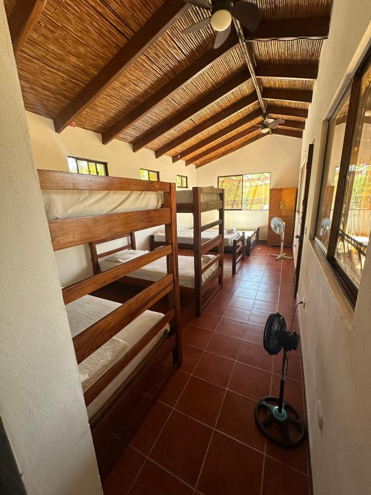 Surfing Turtle Lodge Poneloya Exterior photo