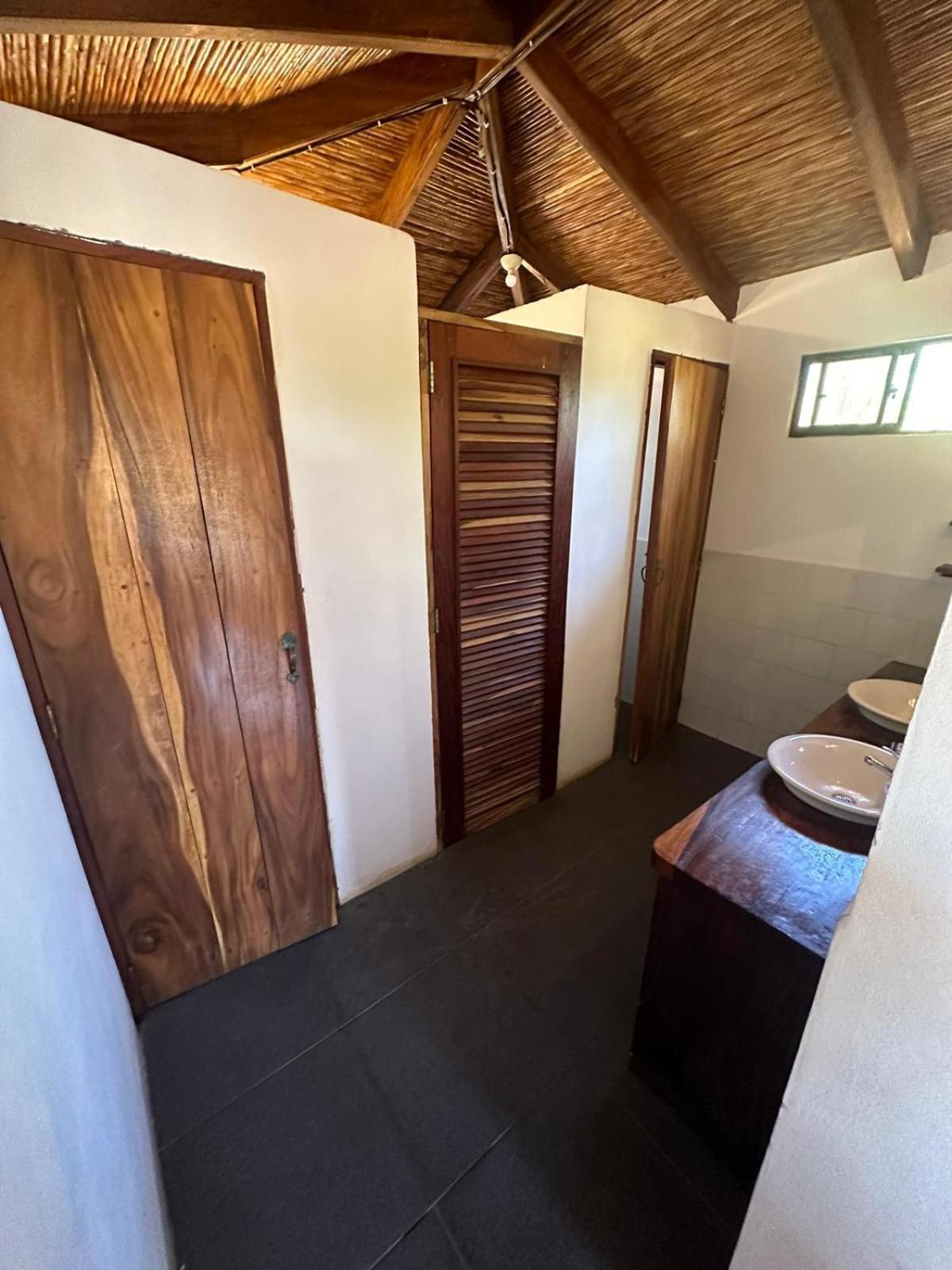 Surfing Turtle Lodge Poneloya Exterior photo