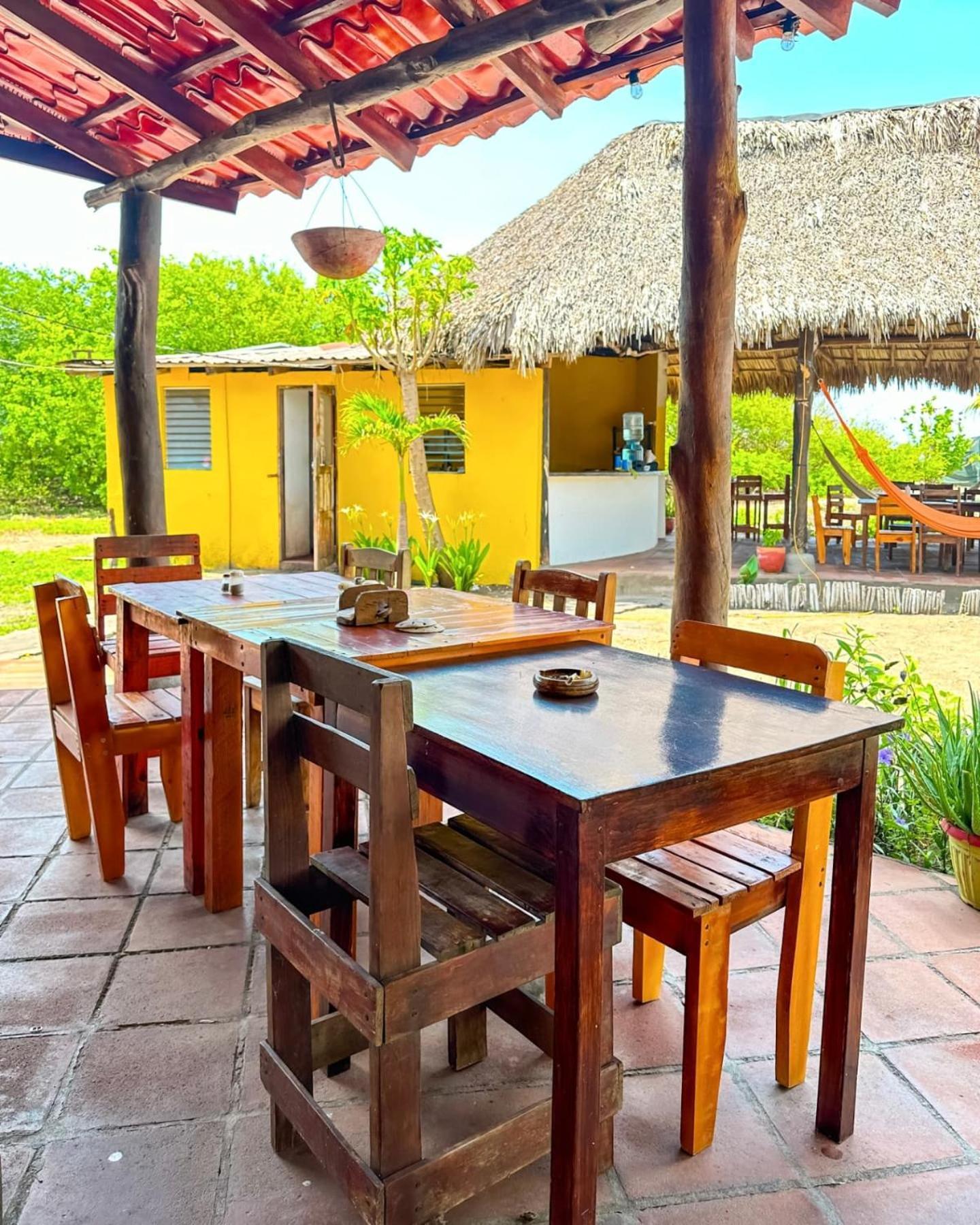 Surfing Turtle Lodge Poneloya Exterior photo