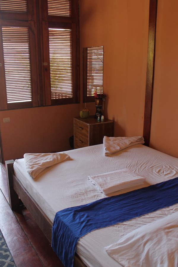 Surfing Turtle Lodge Poneloya Room photo