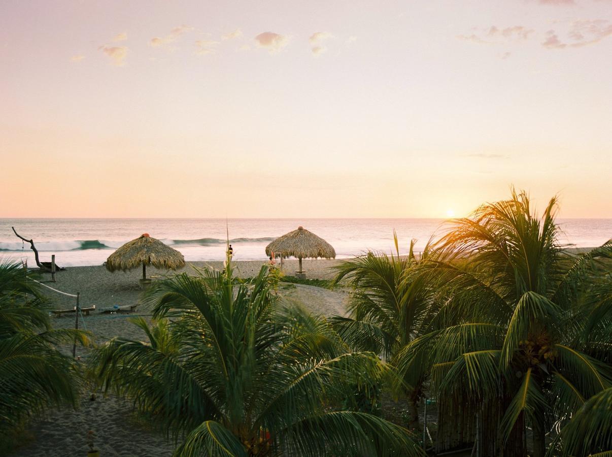 Surfing Turtle Lodge Poneloya Exterior photo