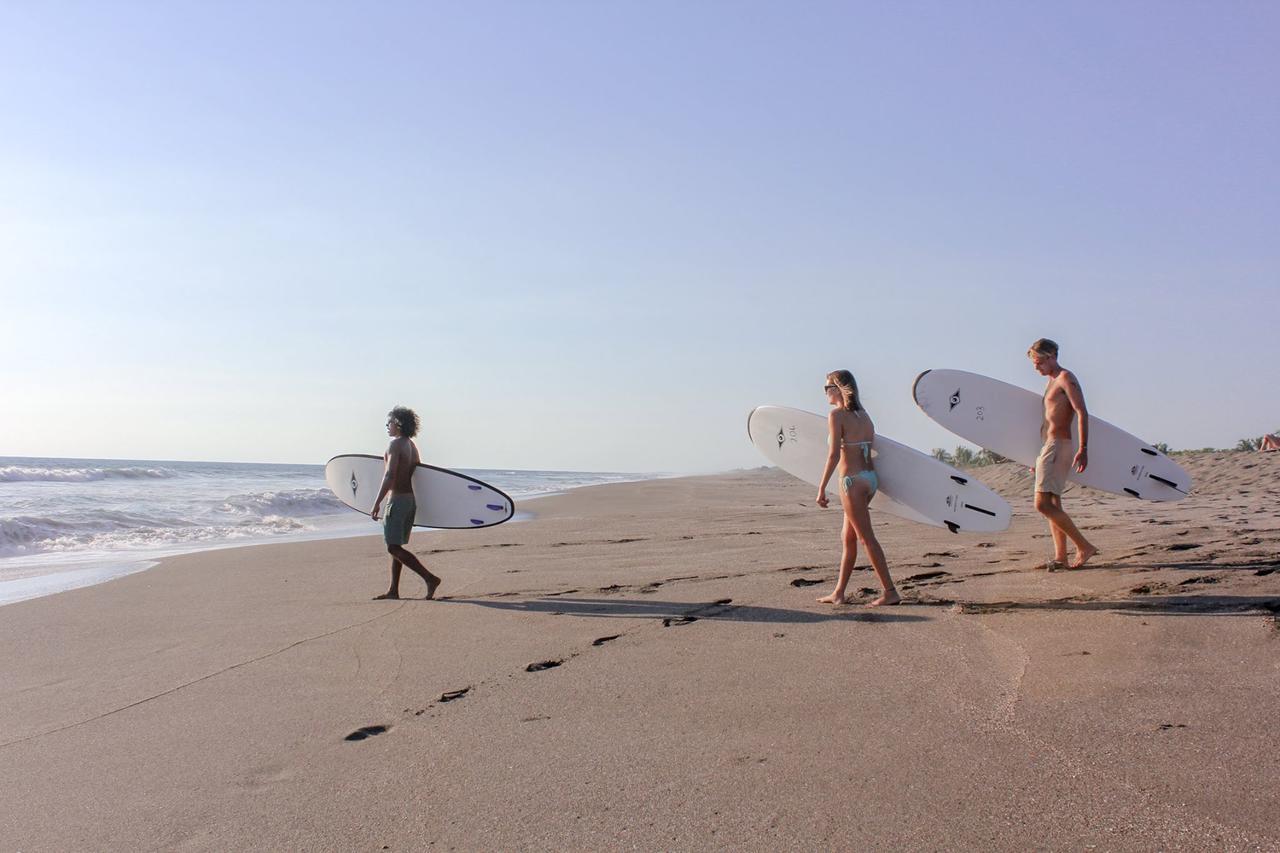 Surfing Turtle Lodge Poneloya Exterior photo